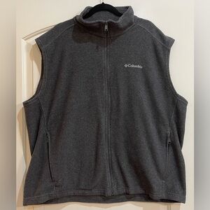 Columbia men’s gray vest. Size XXL. Zip side pockets. 100% polyester.